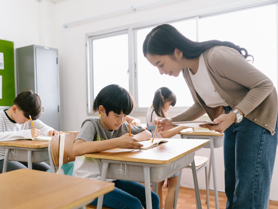 Mengenal Shadow Teacher: Perkenalan, Peran, dan Kemampuan yang Harus Dimiliki